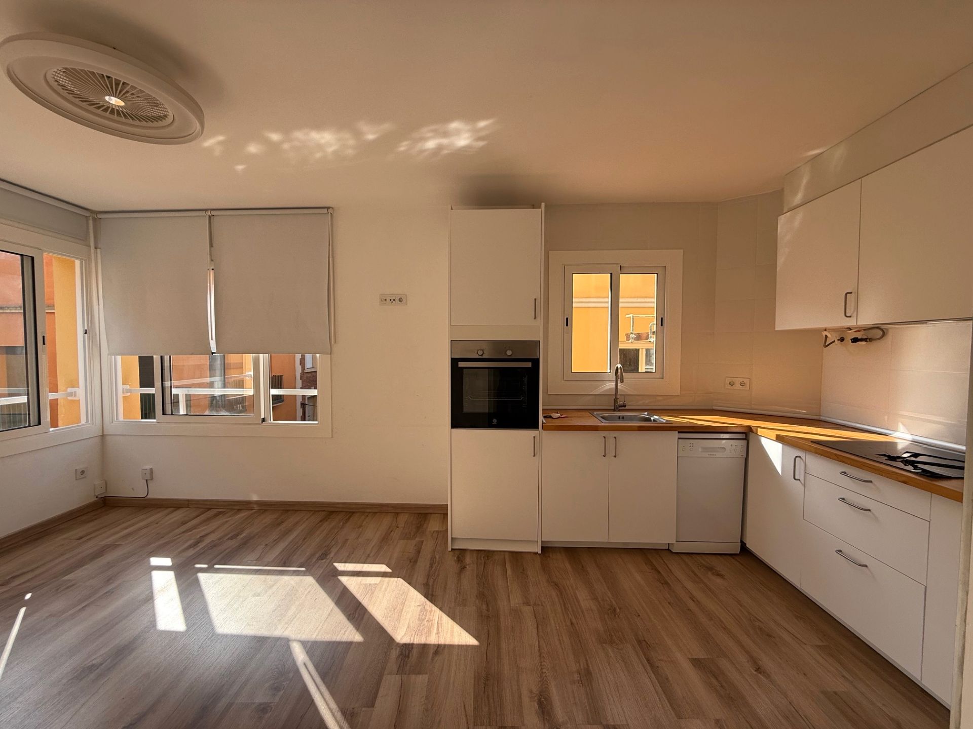 Cuina de Pis en venda en Sant Feliu de Guíxols amb Forn i Rentadora