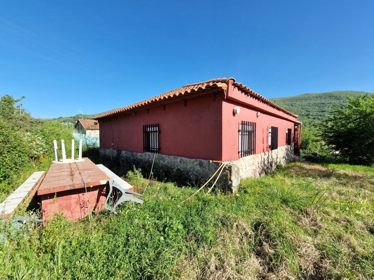 Vista exterior de Casa o xalet en venda en Casas del Castañar amb Terrassa i Traster