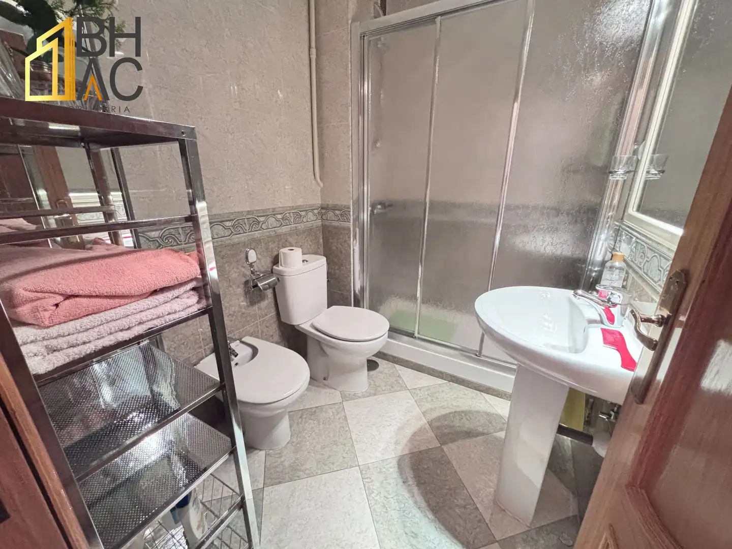 Bathroom of Flat for sale in Madrid  with Air Conditioner and Heating