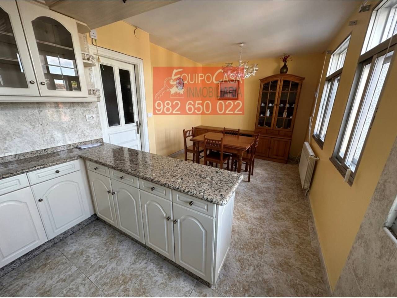 Cuina de Casa adosada en venda en Lugo Capital amb Calefacció, Terrassa i Moblat