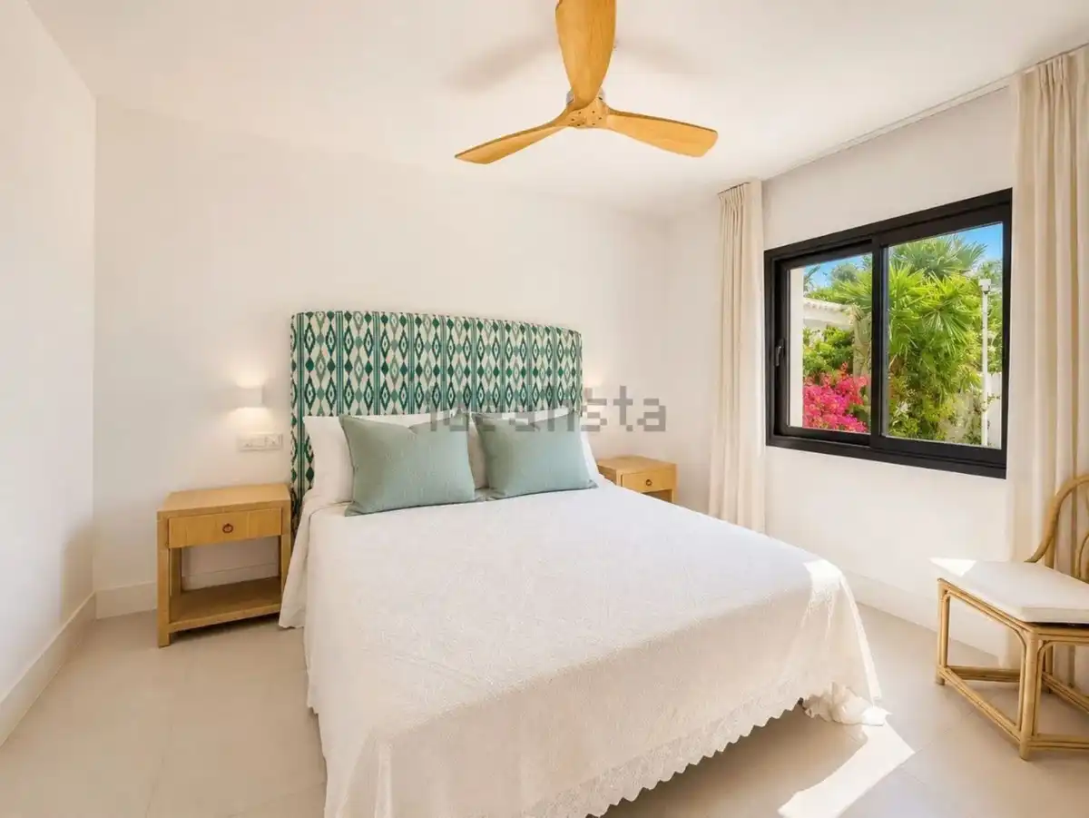 Dormitori de Casa o xalet de lloguer en Estepona amb Aire condicionat, Jardí privat i Terrassa