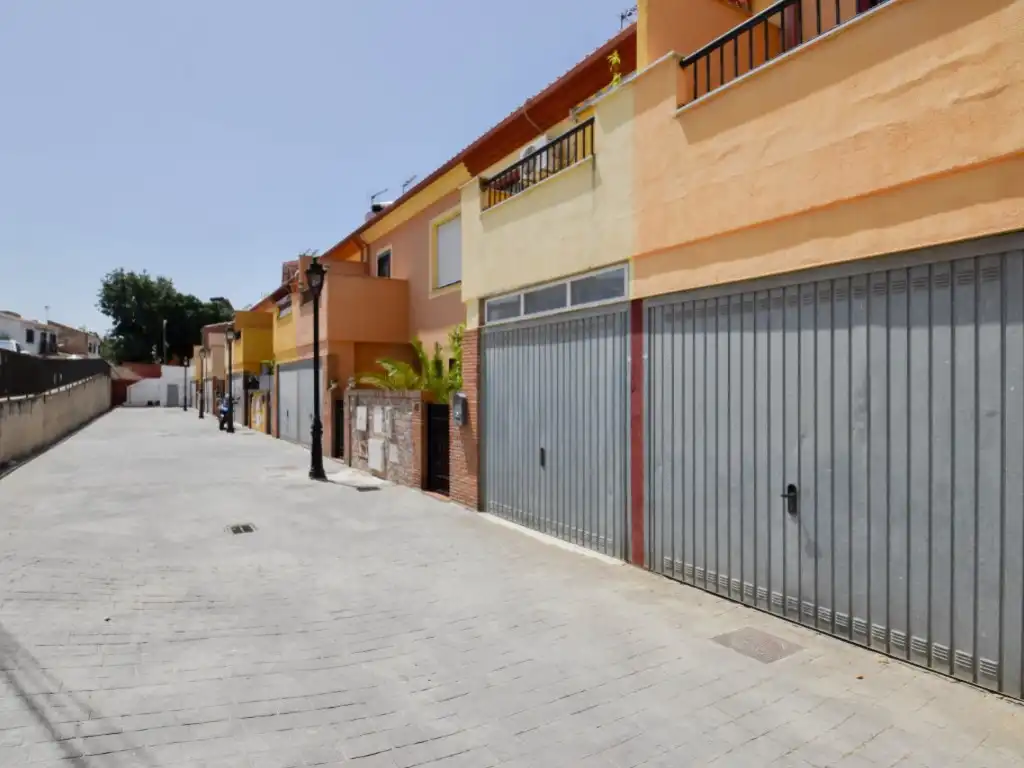 Vista exterior de Casa adosada en venda en Alhendín amb Terrassa