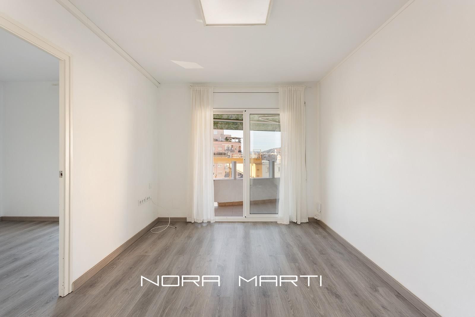 Dormitori de Pis en venda en  Barcelona Capital amb Calefacció, Parquet i Terrassa