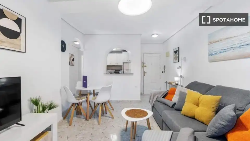 Sala de estar de Apartamento para compartir en Torrevieja con Aire acondicionado, Calefacción y Terraza