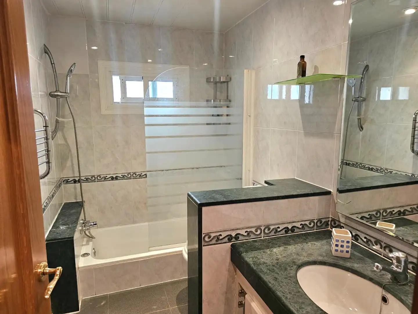 Baño de Ático en venta en Cornellà de Llobregat con Aire acondicionado, Calefacción y Terraza