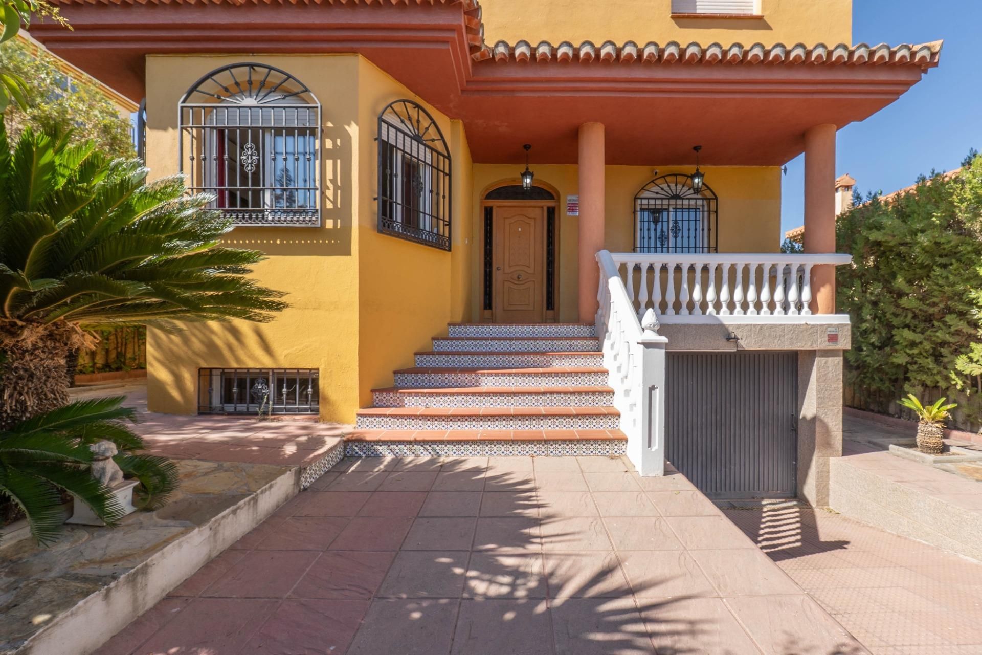 Vista exterior de Casa o xalet en venda en Cúllar Vega amb Jardí privat i Terrassa