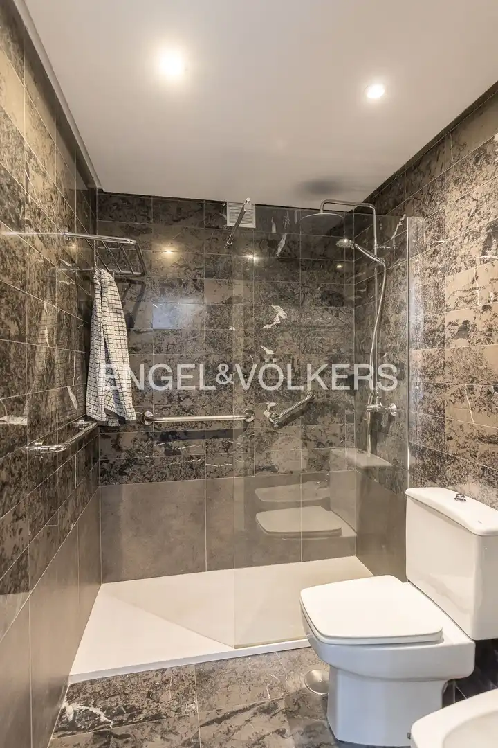 Baño de Piso en venta en Madrid con Aire acondicionado, Calefacción y Jardín privado