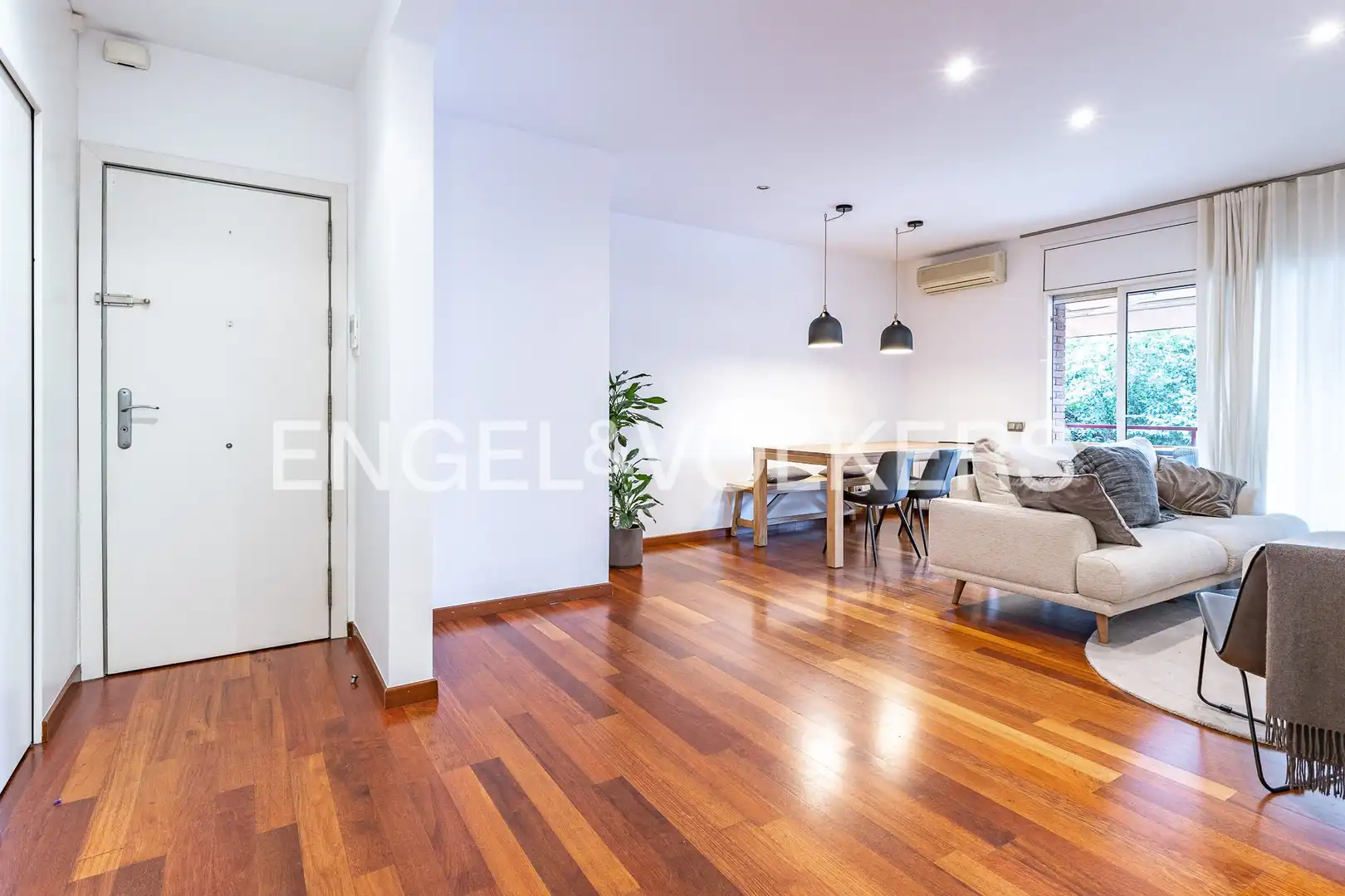Vista exterior de Piso en venta en Sant Cugat del Vallès con Aire acondicionado, Calefacción y Jardín privado