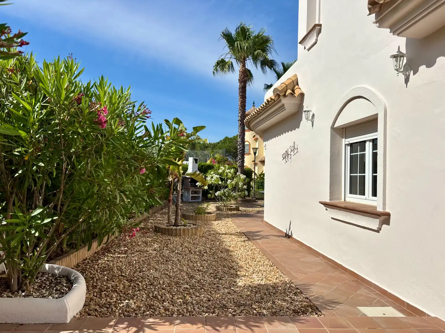 Außenansicht von Haus oder Chalet zur Miete in Islantilla mit Klimaanlage, Heizung und Privatgarten