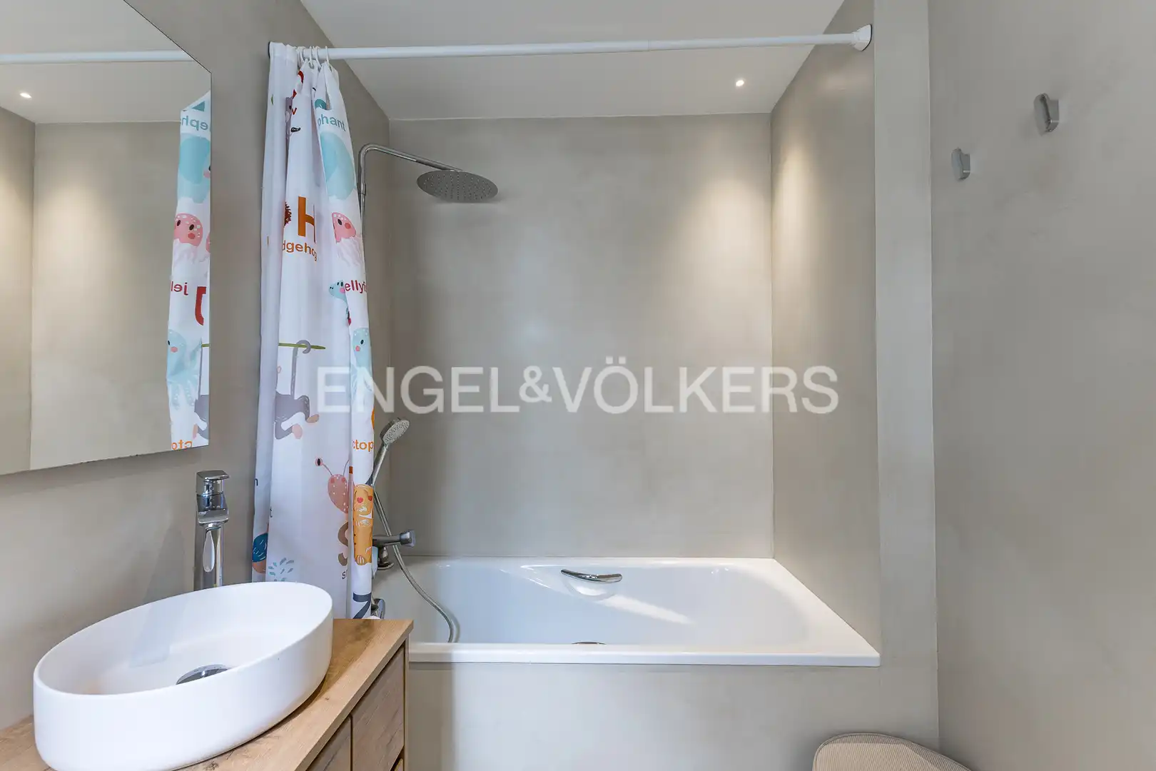 Bathroom of Attic for sale in Barcelona  with Air Conditioner, Heating and Private garden