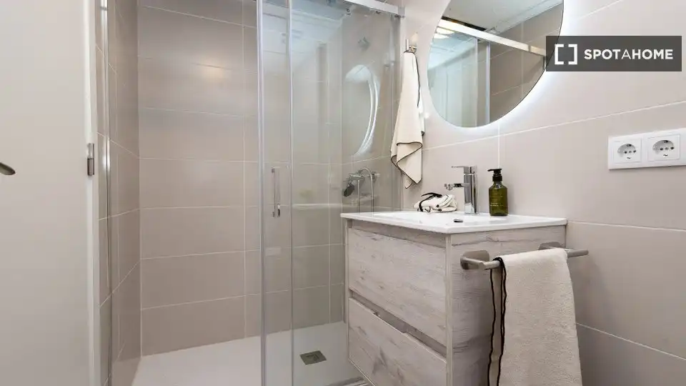 Bathroom of Flat for rent in Valencia  with Air Conditioner, Heating and Furnished