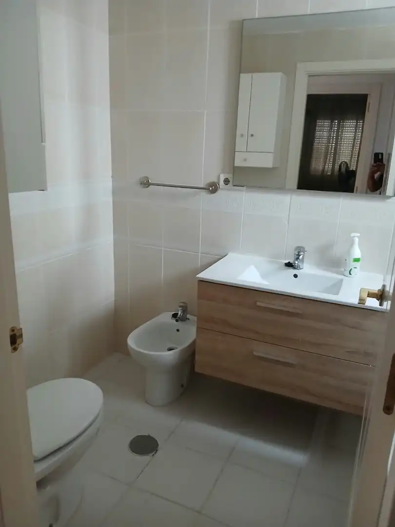 Badezimmer von Erdgeschoss zur Miete in Sanlúcar de Barrameda mit Terrasse, Schwimmbad und Balkon