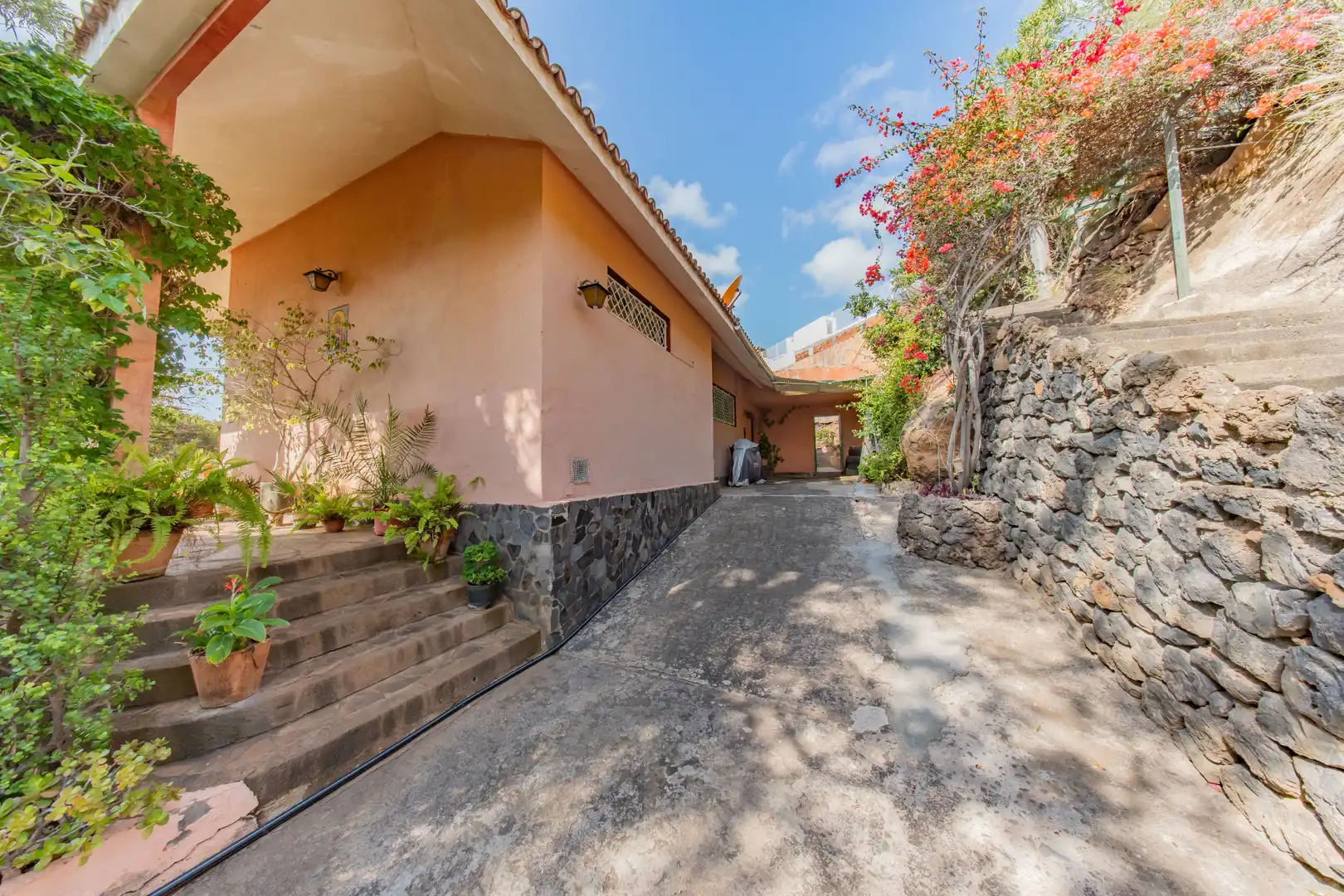 Vista exterior de Casa o xalet en venda en Santa Cruz de Tenerife amb Jardí privat, Terrassa i Piscina