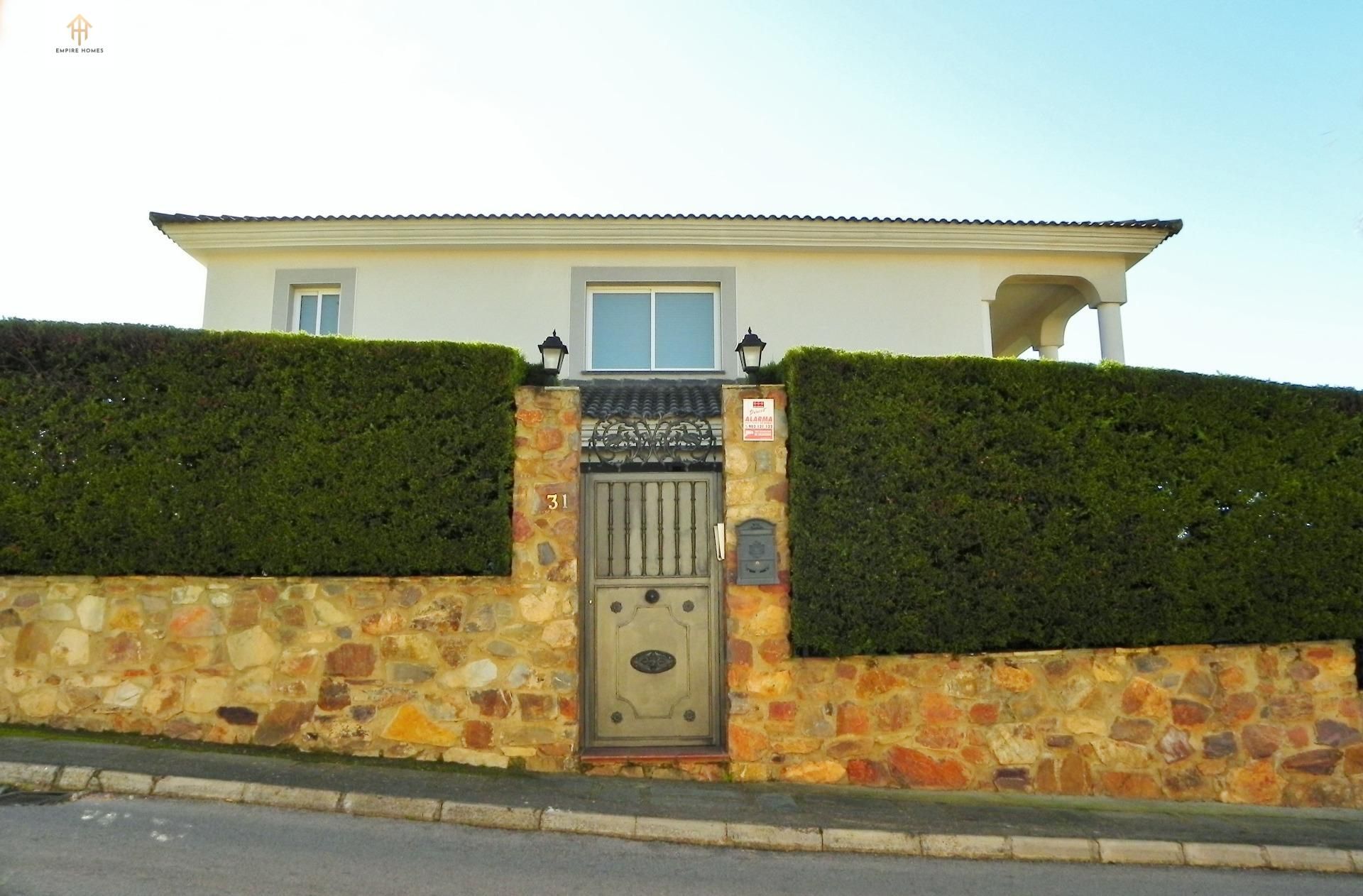 Vista exterior de Casa o xalet en venda en Cáceres Capital amb Aire condicionat, Calefacció i Jardí privat