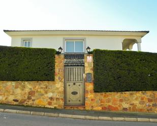 Vista exterior de Casa o xalet en venda en Cáceres Capital amb Aire condicionat, Calefacció i Jardí privat