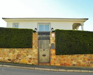 Vista exterior de Casa o xalet en venda en Cáceres Capital amb Aire condicionat, Terrassa i Piscina