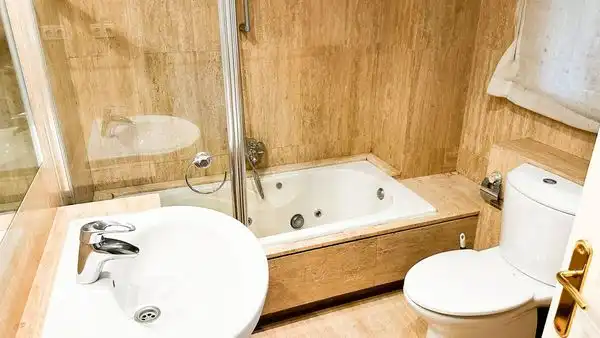 Baño de Piso de alquiler en Madrid con Aire acondicionado, Jardín privado y Trastero