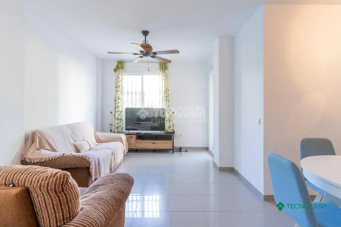 Living room of Flat for sale in Roquetas de Mar