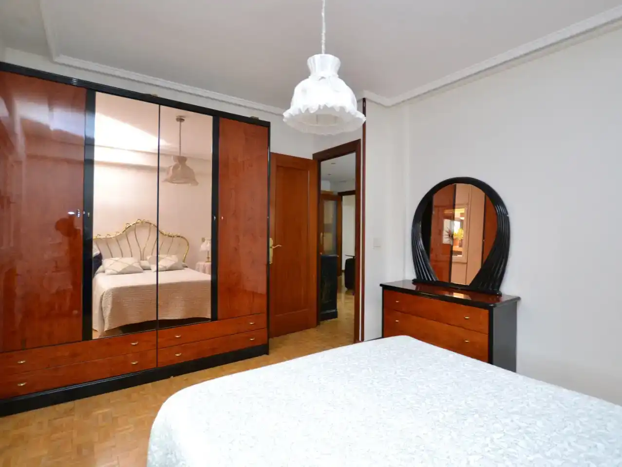 Dormitori de Àtic en venda en Oviedo  amb Parquet, Traster i Moblat