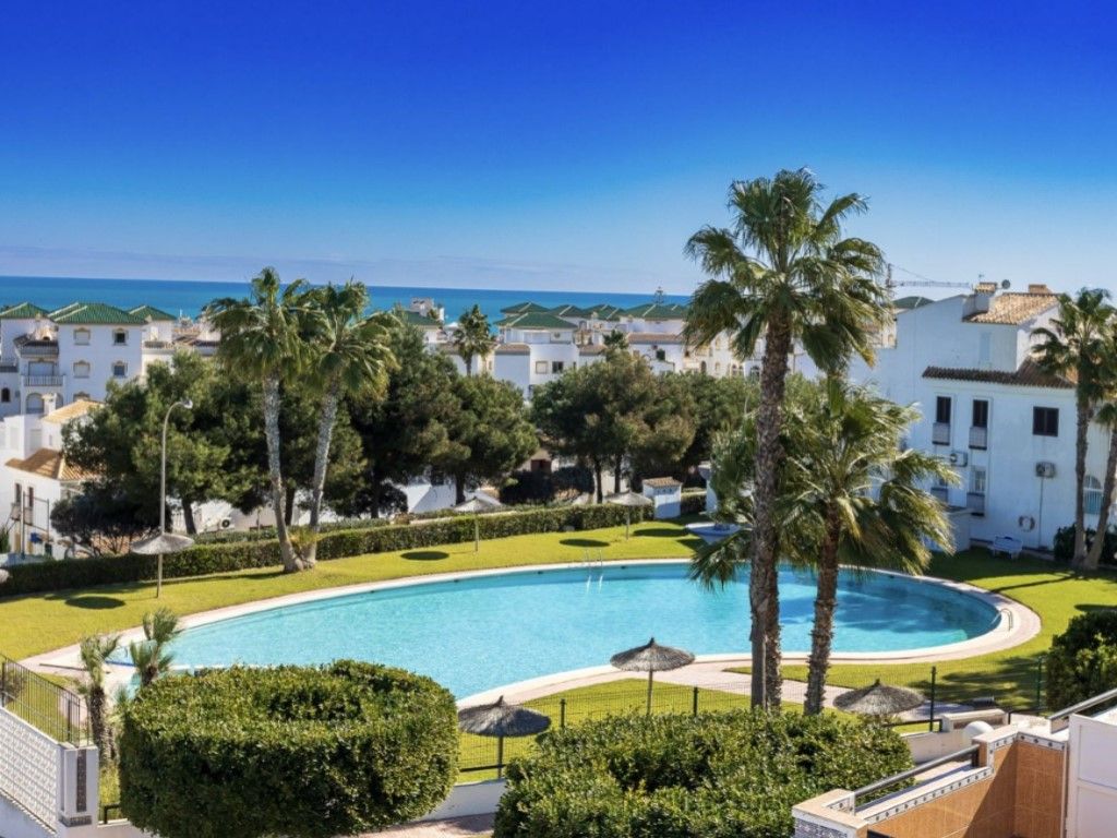 Piscina de Apartament en venda en Torrevieja amb Jardí privat, Terrassa i Moblat