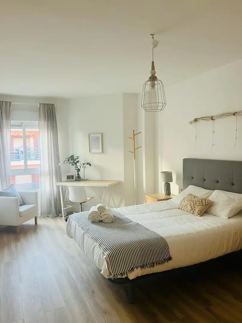 Schlafzimmer von Wohnung zur Miete in Valencia mit Klimaanlage, Heizung und Möbliert