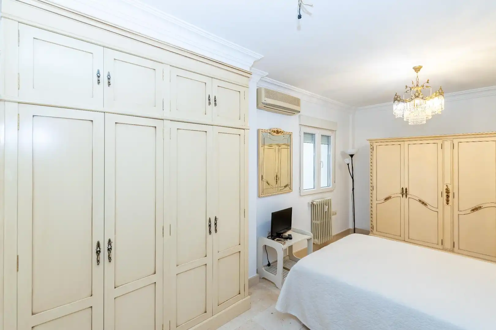 Bedroom of Flat for rent in Granada  with Air Conditioner, Furnished and Balcony