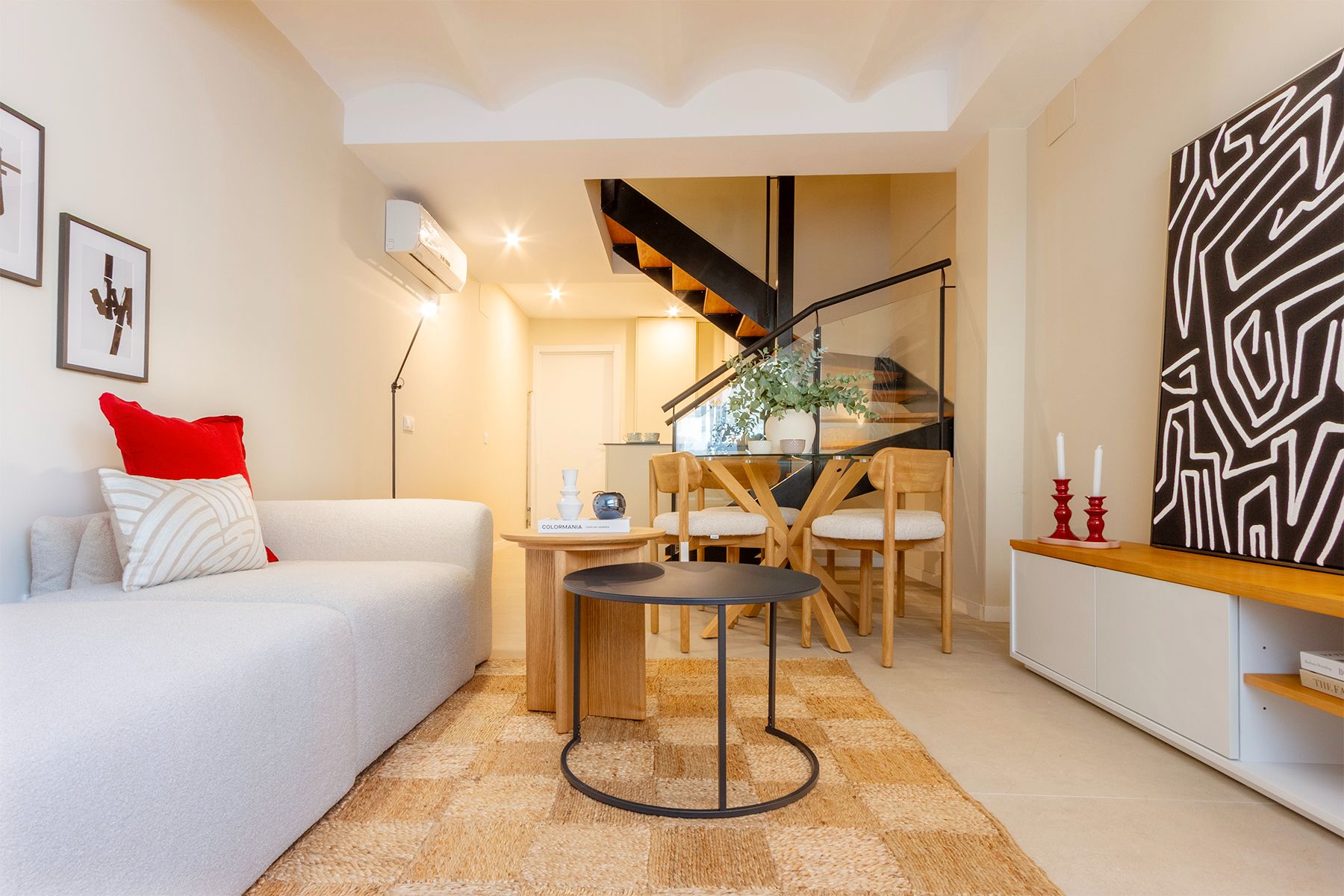 Sala d'estar de Casa adosada en venda en Cornellà de Llobregat amb Aire condicionat, Calefacció i Terrassa