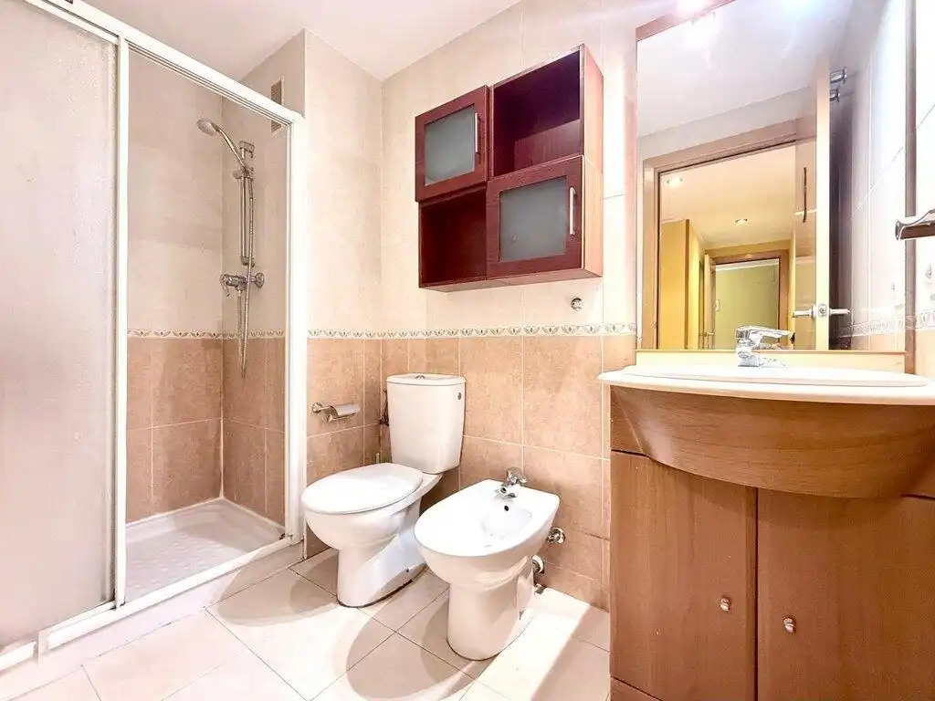 Badezimmer von Wohnungen zum Verkauf in Figueres mit Klimaanlage, Heizung und Terrasse
