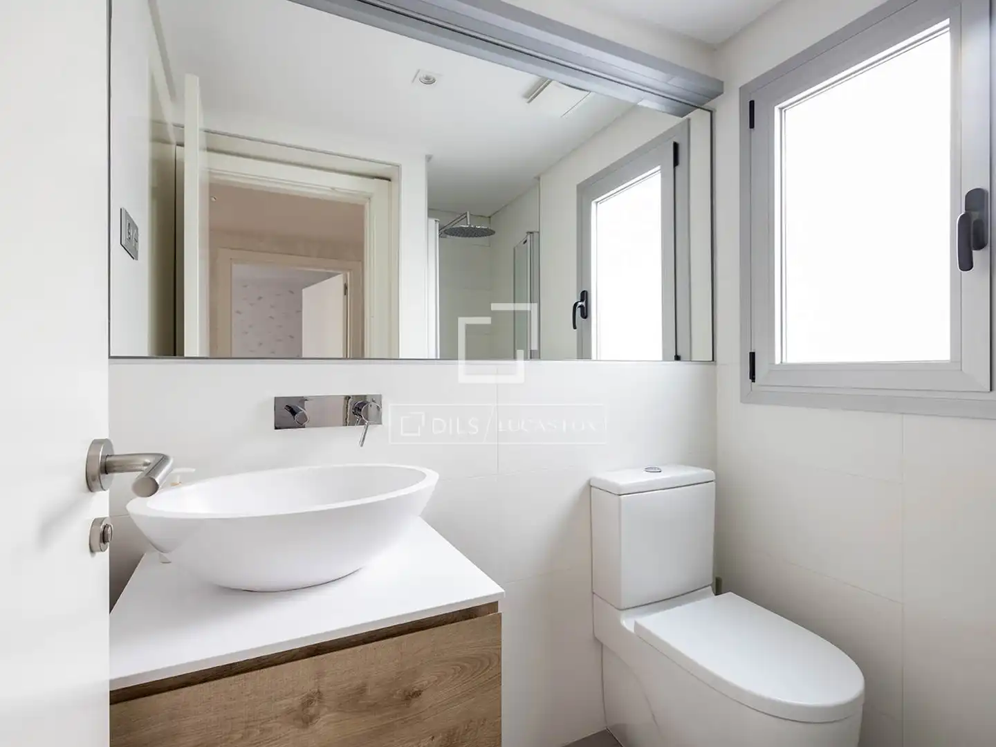 Badezimmer von Dachboden zum Verkauf in Barcelona mit Klimaanlage, Heizung und Parkett