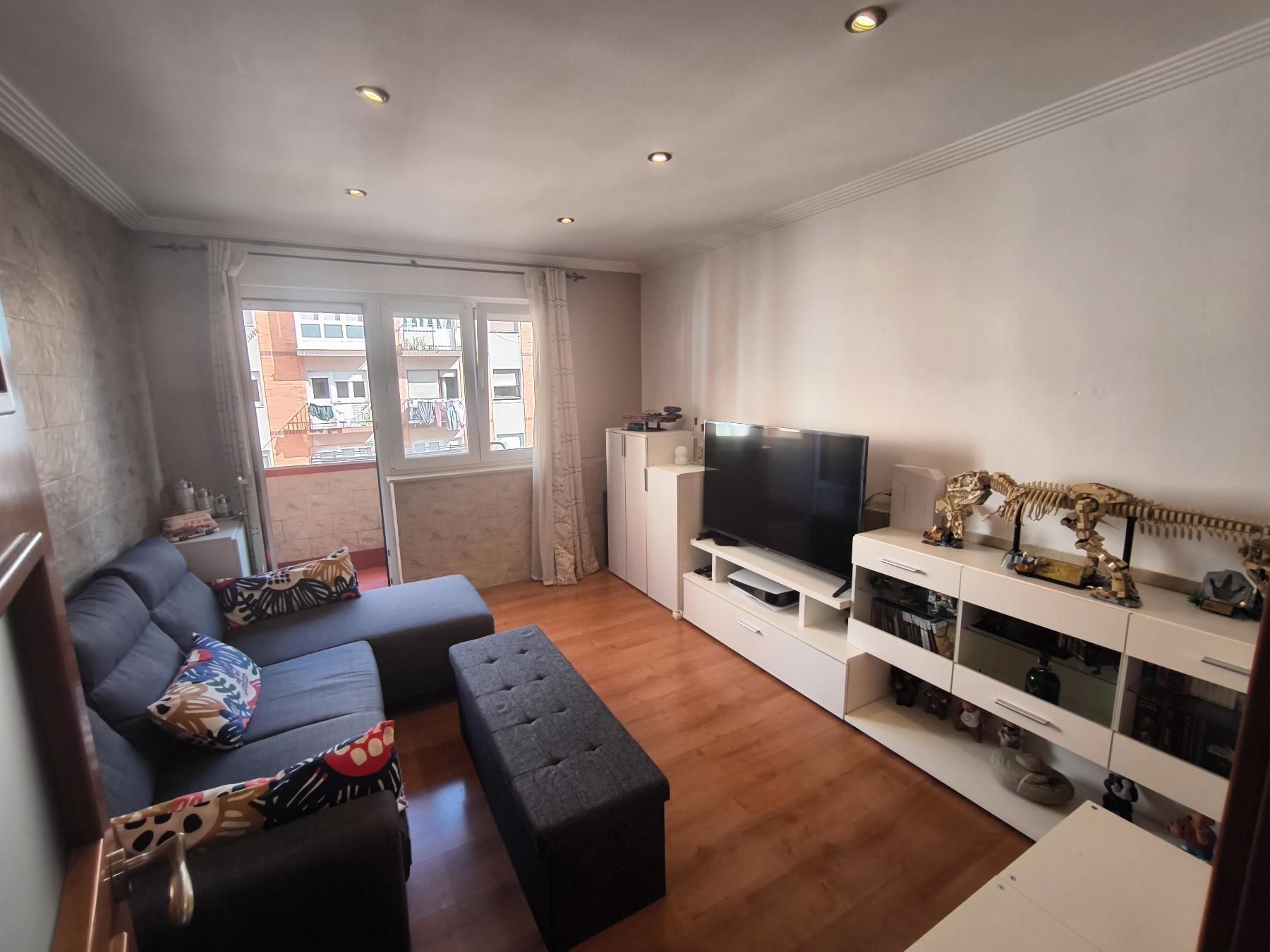 Sala d'estar de Pis en venda en Gijón  amb Balcó