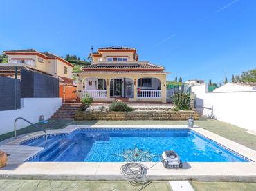 House with pool for sale in Calle Urbanización Miralmonte 74