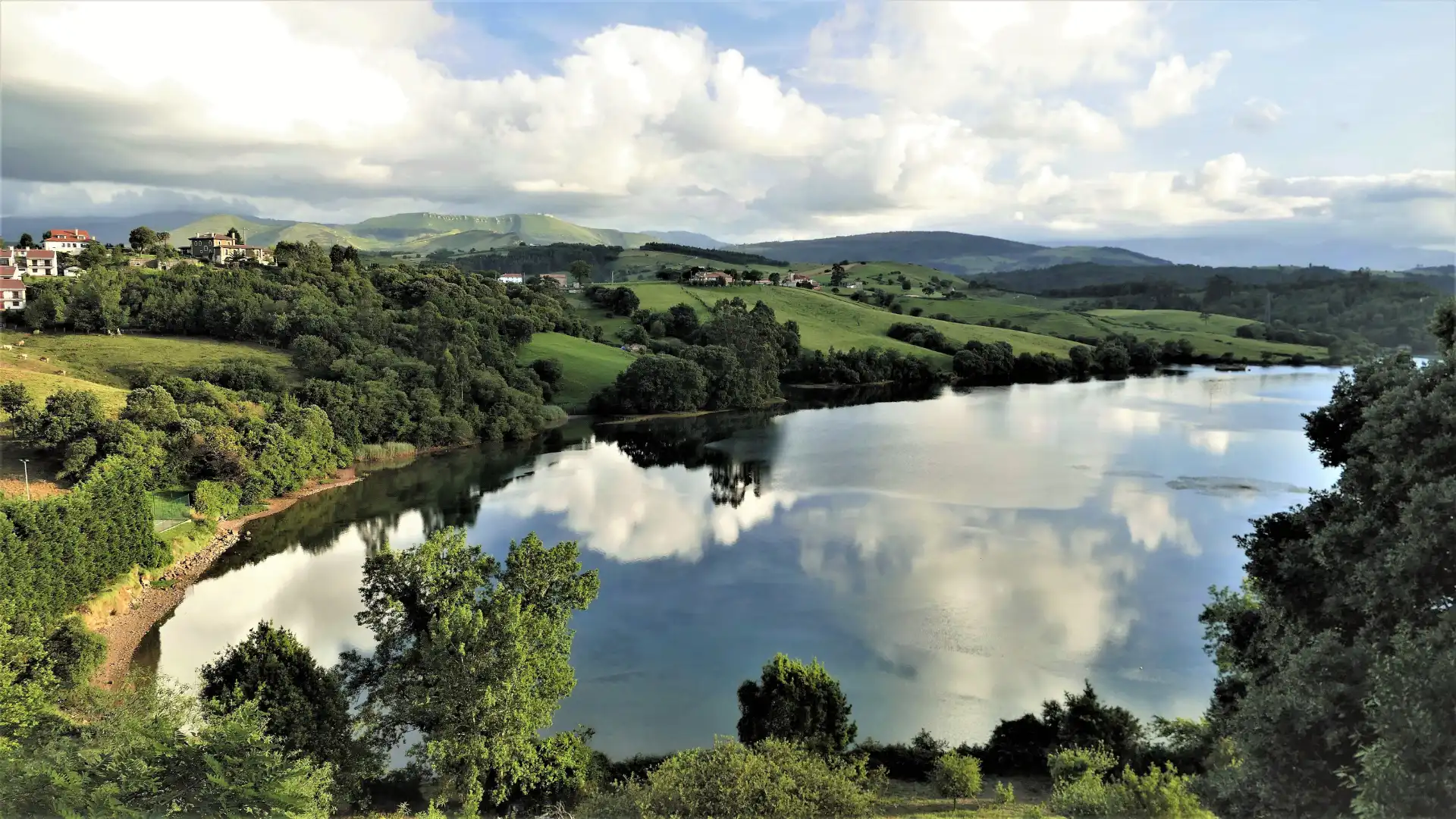Vista exterior de Casa o chalet en venta en San Vicente de la Barquera con Jardín privado