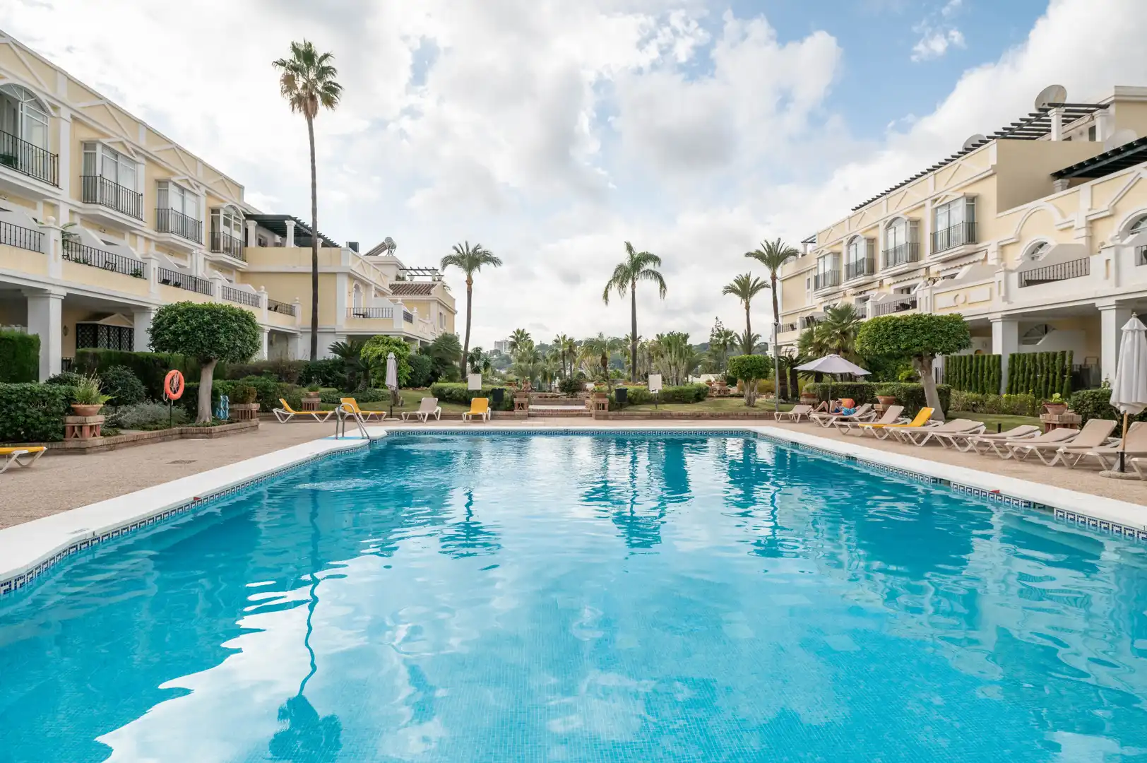 Piscina de Dúplex en venda en Marbella amb Aire condicionat, Terrassa i Traster