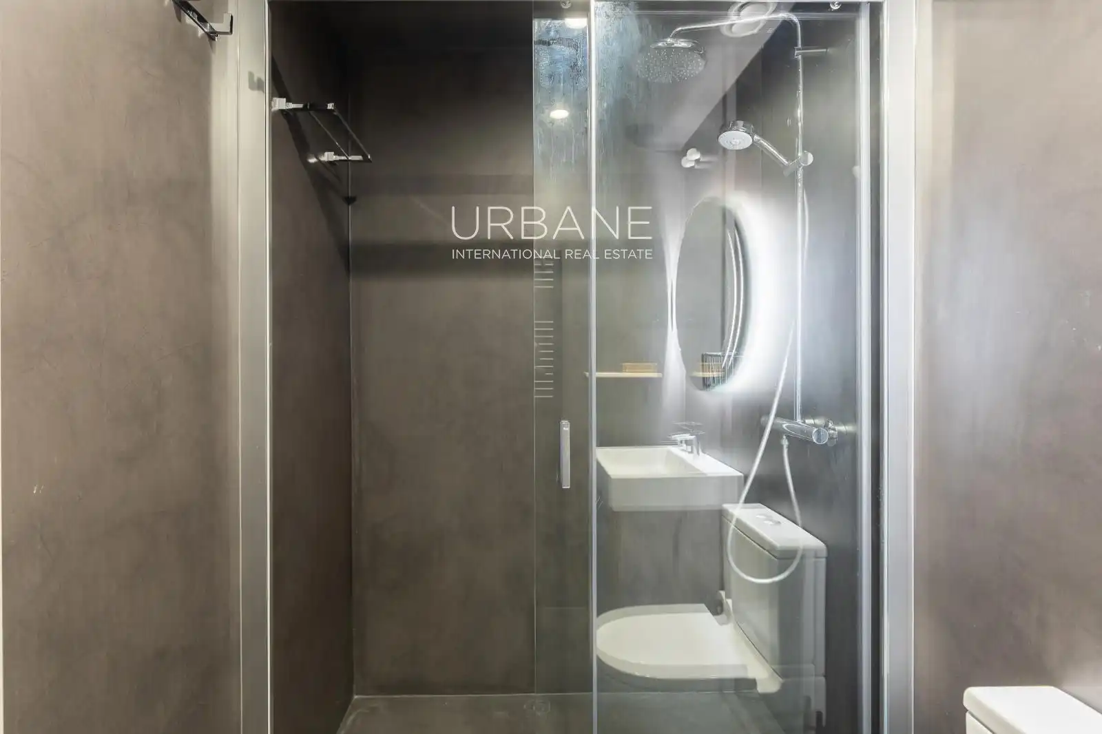 Badezimmer von Wohnung zum Verkauf in Barcelona mit Klimaanlage, Heizung und Terrasse