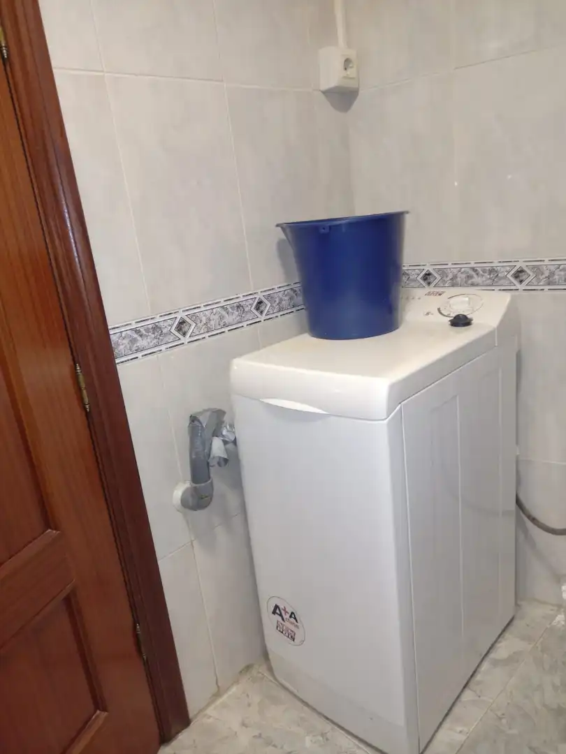 Bany de Apartament de lloguer en Córdoba amb Aire condicionat, Calefacció i Moblat