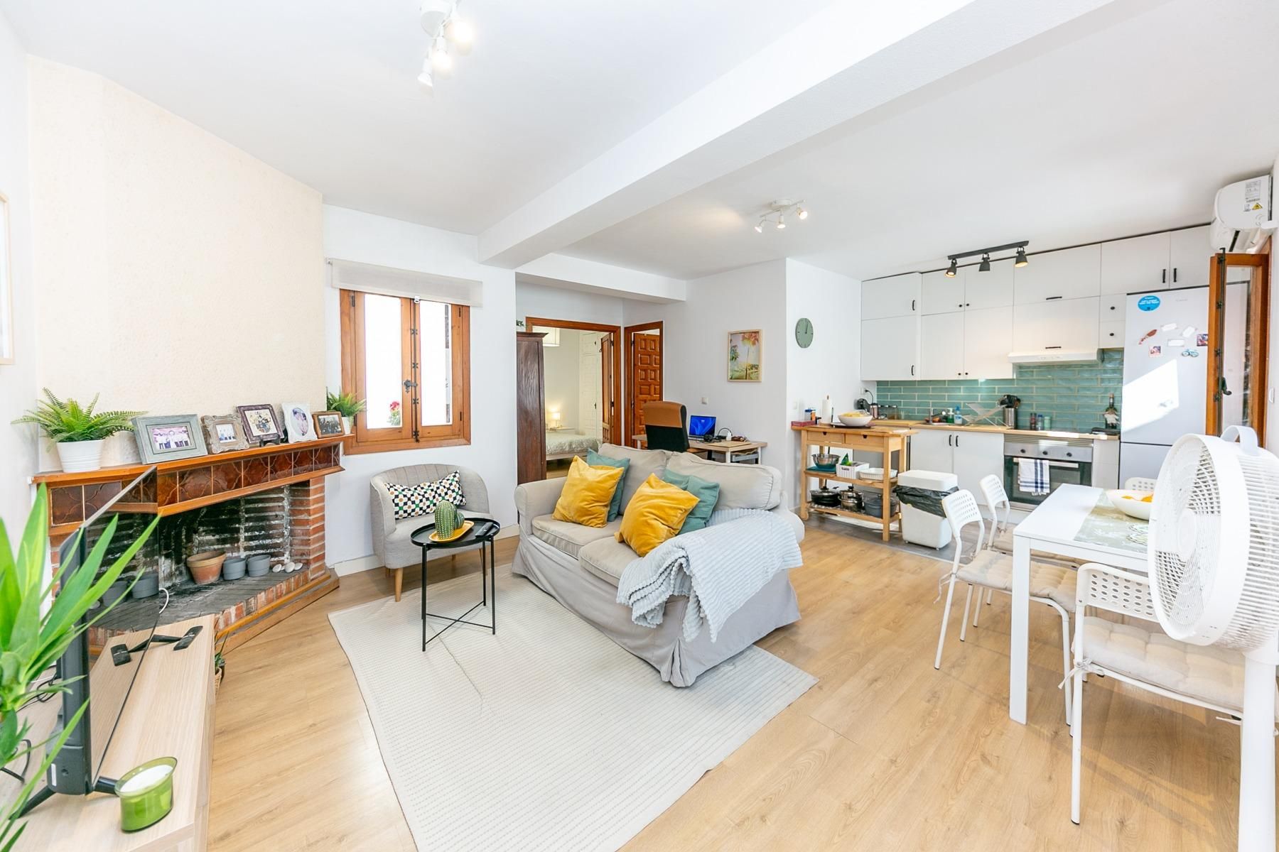 Living room of Flat for sale in Benalmádena  with Air Conditioner and Heating