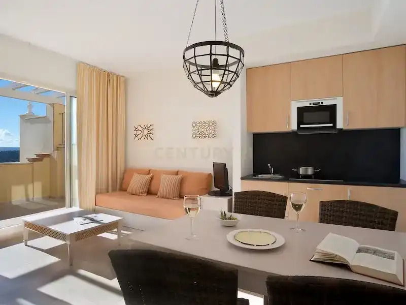 Wohnzimmer von Wohnungen zum Verkauf in Manilva mit Klimaanlage, Privatgarten und Schwimmbad