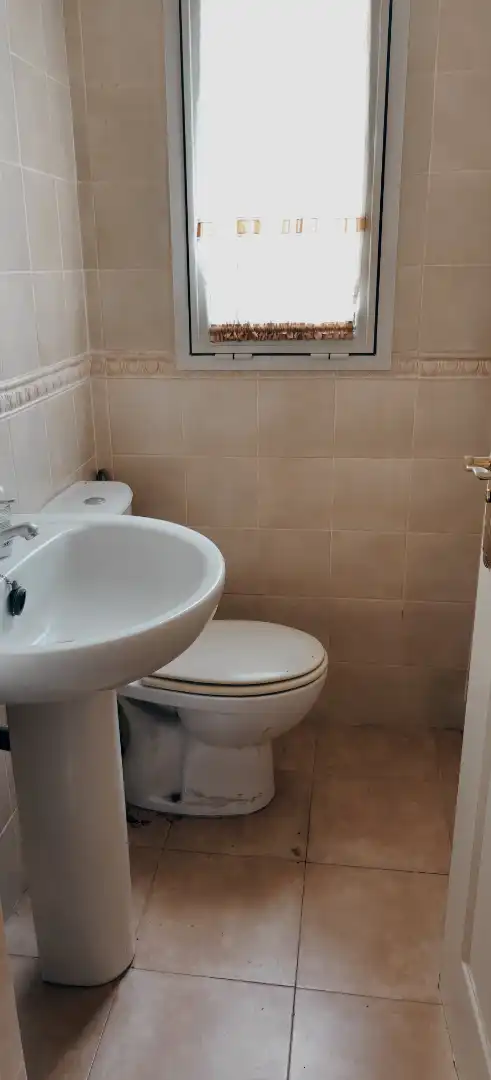 Baño de Dúplex en venta en Dos Hermanas con Aire acondicionado, Trastero y Horno
