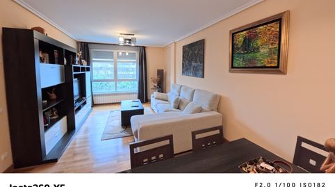 Se ofrece un espléndido piso en venta en la zona del Riojaforum, junto al Parque de la Rivera y Plaza de Toros. Situado en la terc
