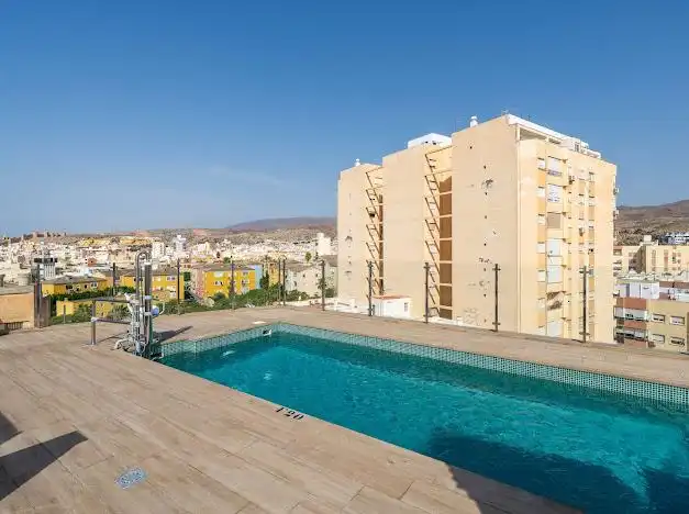 Piscina de Pis en venda en Almería amb Aire condicionat, Calefacció i Parquet