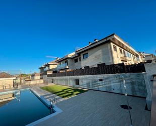 Piscina de Àtic de lloguer en Galapagar amb Aire condicionat, Calefacció i Jardí privat