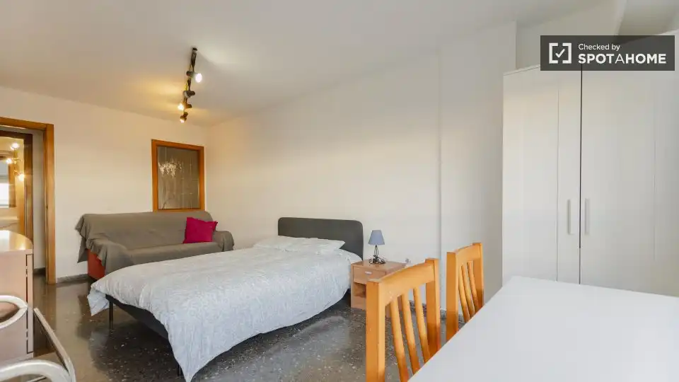 Habitación de Piso de alquiler en Valencia con Aire acondicionado, Calefacción y Amueblado