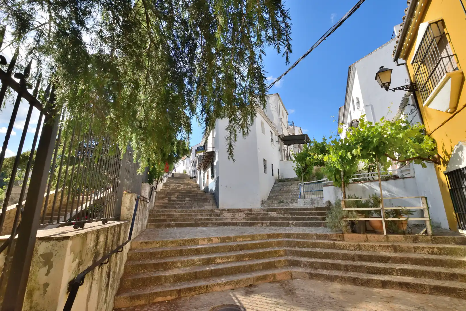 Vista exterior de Casa adosada en venta en Ronda con Terraza y Balcón