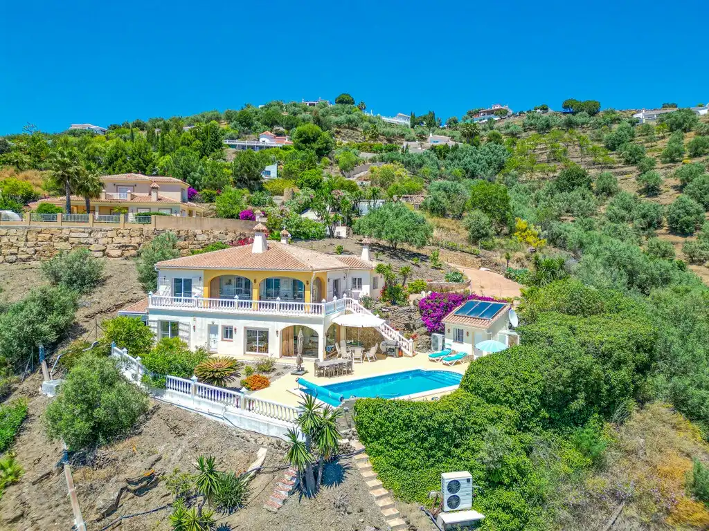 Chalet con piscina en venta en Arenas
