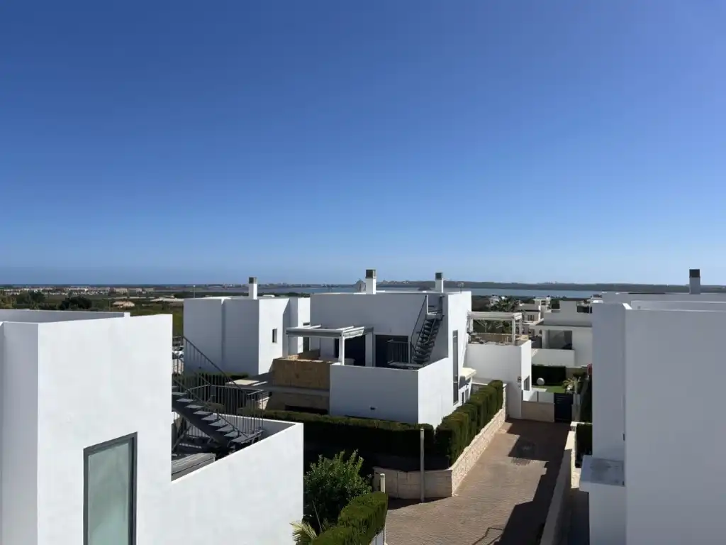 Vista exterior de Casa o xalet en venda en Rojales amb Aire condicionat, Jardí privat i Piscina