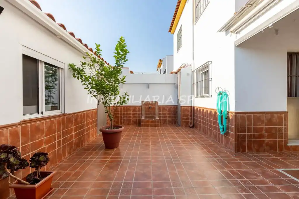 Terrasse von Einfamilien-Reihenhaus zum Verkauf in Umbrete mit Klimaanlage