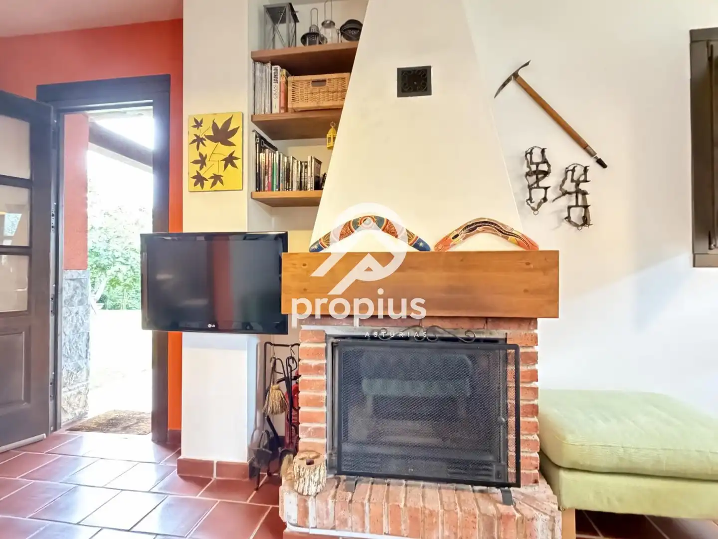 Sala d'estar de Casa adosada en venda en Cangas de Onís amb Calefacció, Jardí privat i Terrassa