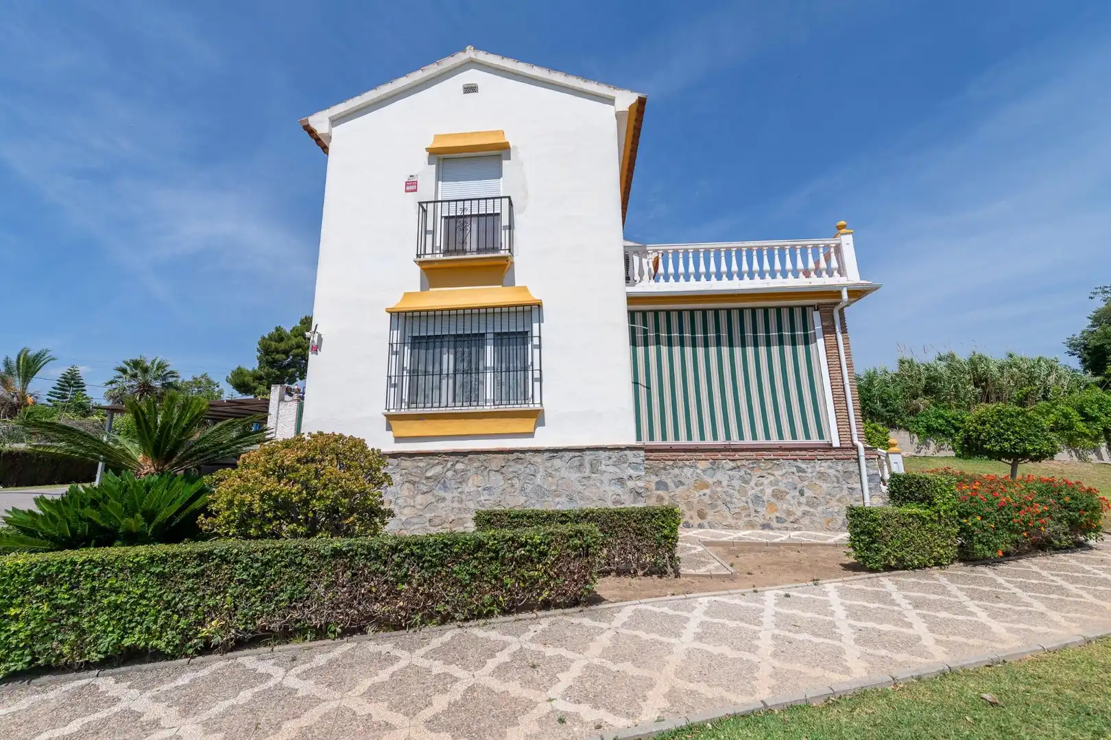Vista exterior de Casa o chalet en venta en Alhaurín de la Torre con Aire acondicionado, Jardín privado y Terraza