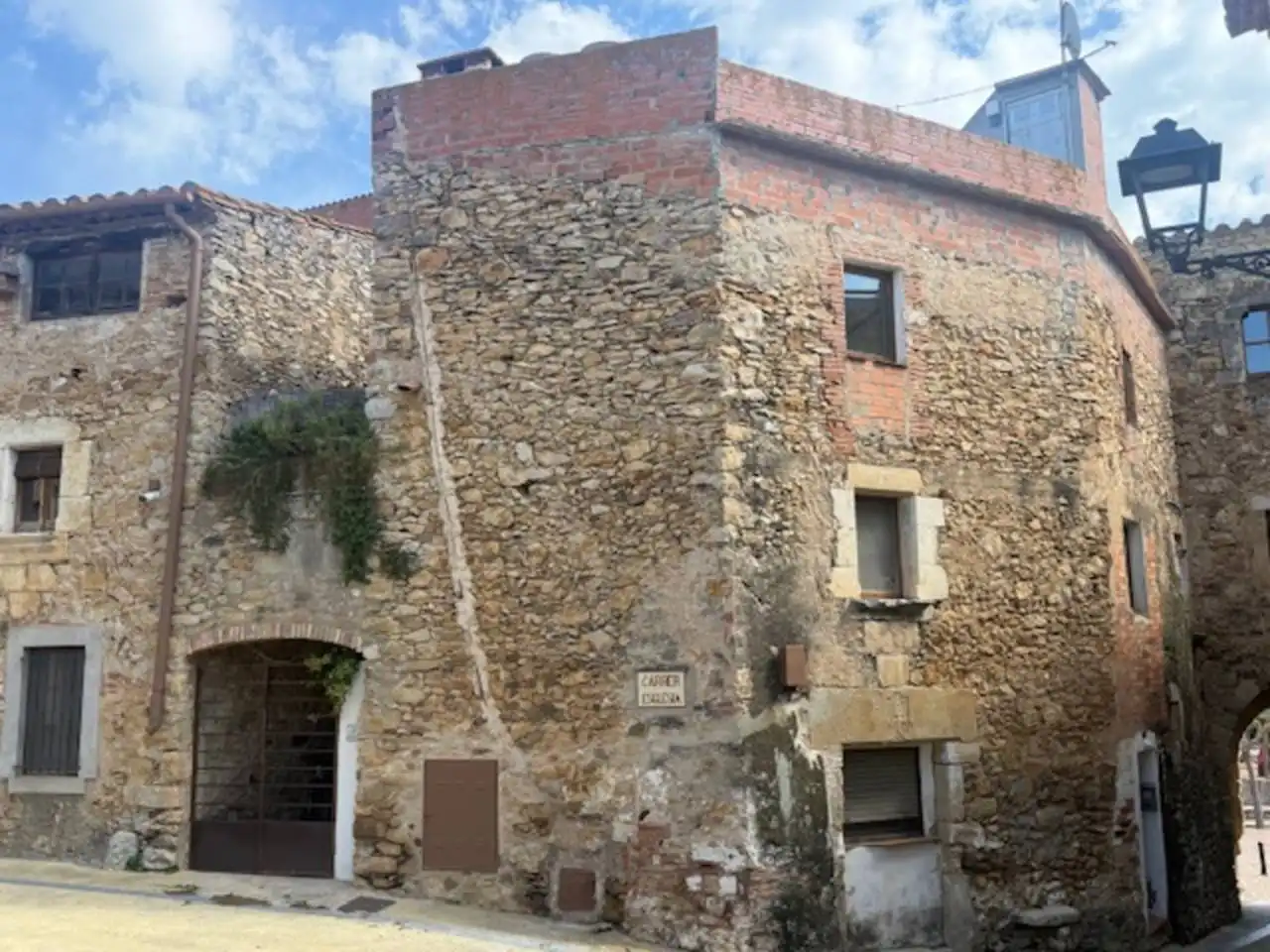 Vista exterior de Casa o xalet en venda en Torrent (Girona) amb Terrassa