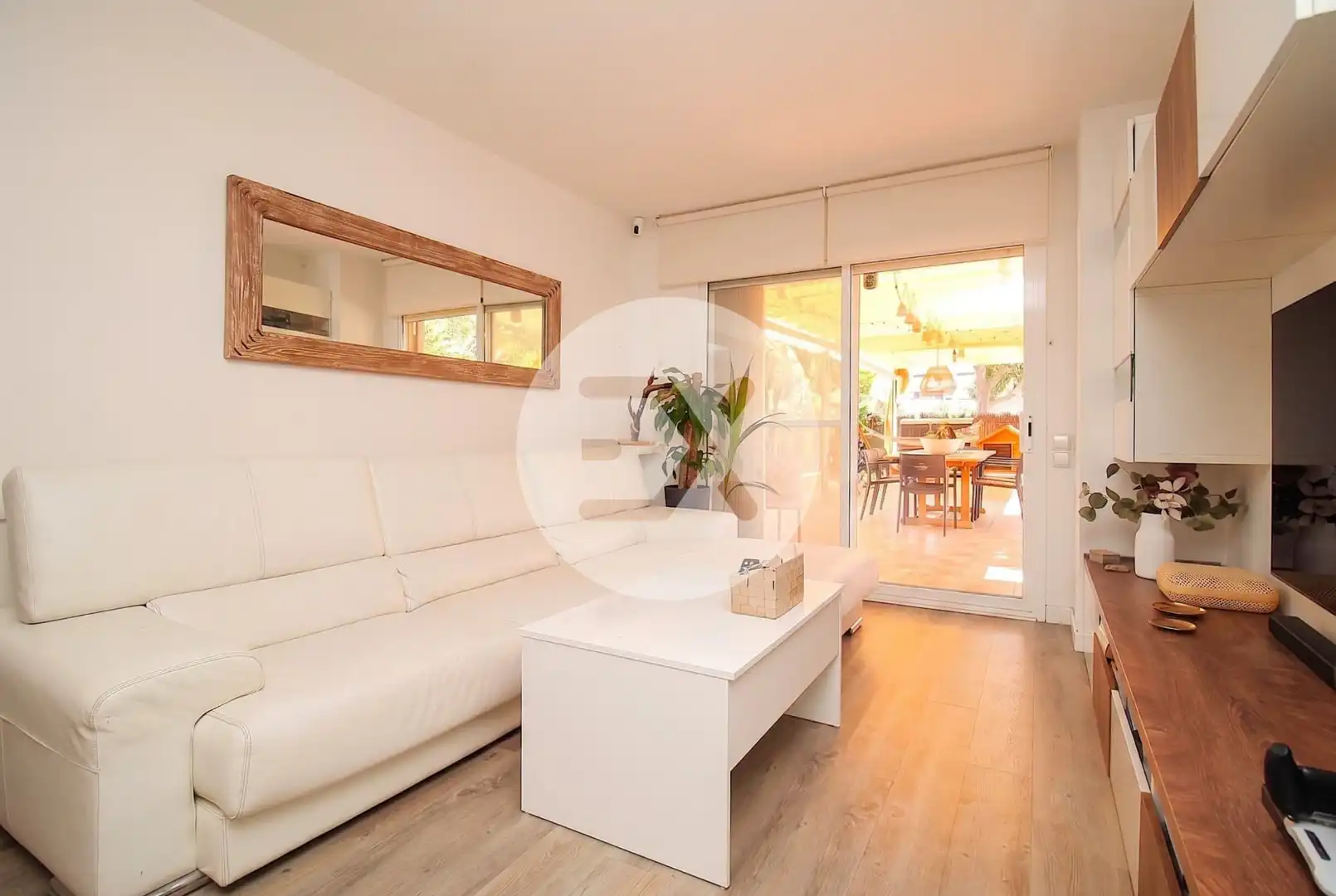 Sala d'estar de Planta baixa en venda en Castelldefels amb Jardí privat i Parquet
